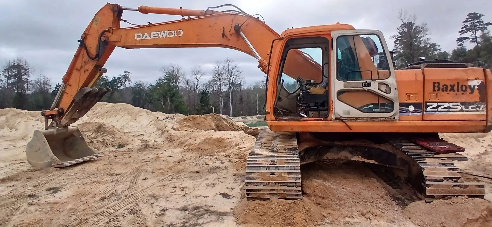 Baxley Daewoo 225LC excavator standing in the pit